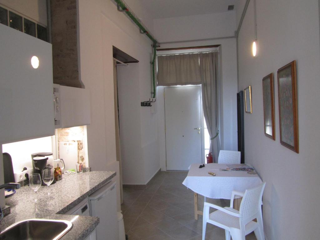A kitchen or kitchenette at Villa Amalia Suites Malaga