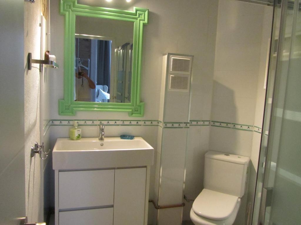A bathroom at Villa Amalia Suites Malaga