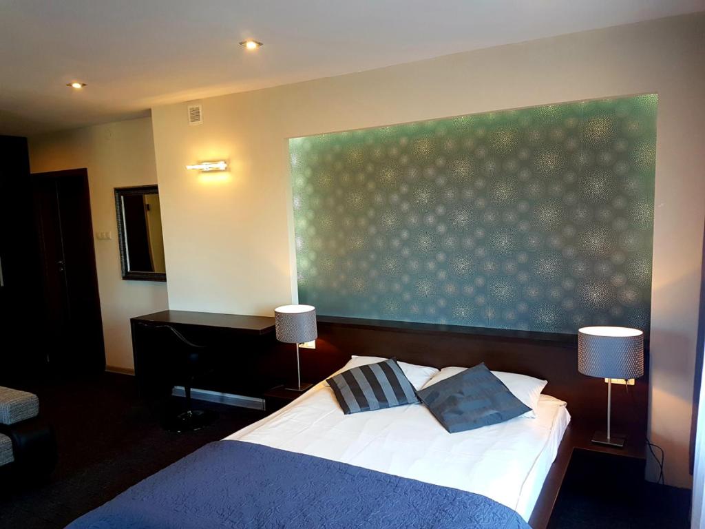 Ένα ή περισσότερα κρεβάτια σε δωμάτιο στο Azymut Hotel - Restauracja