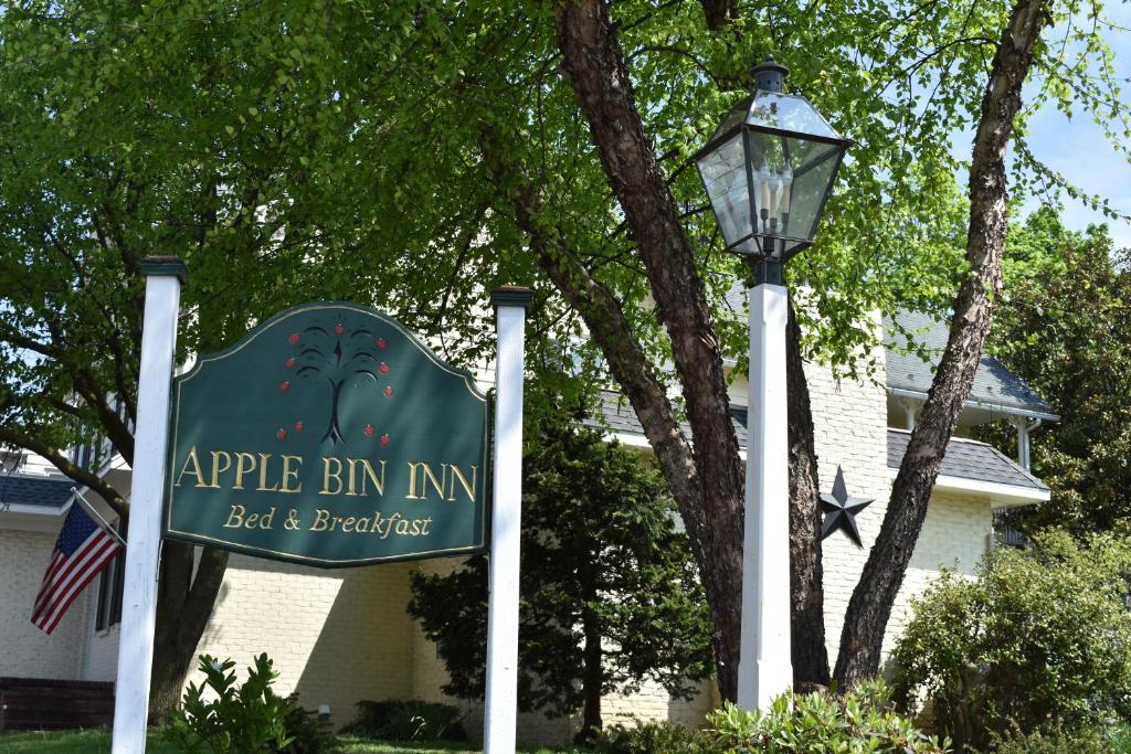 un cartello "Apple blin inn" accanto a un lampione di Apple Bin Inn a Willow Street