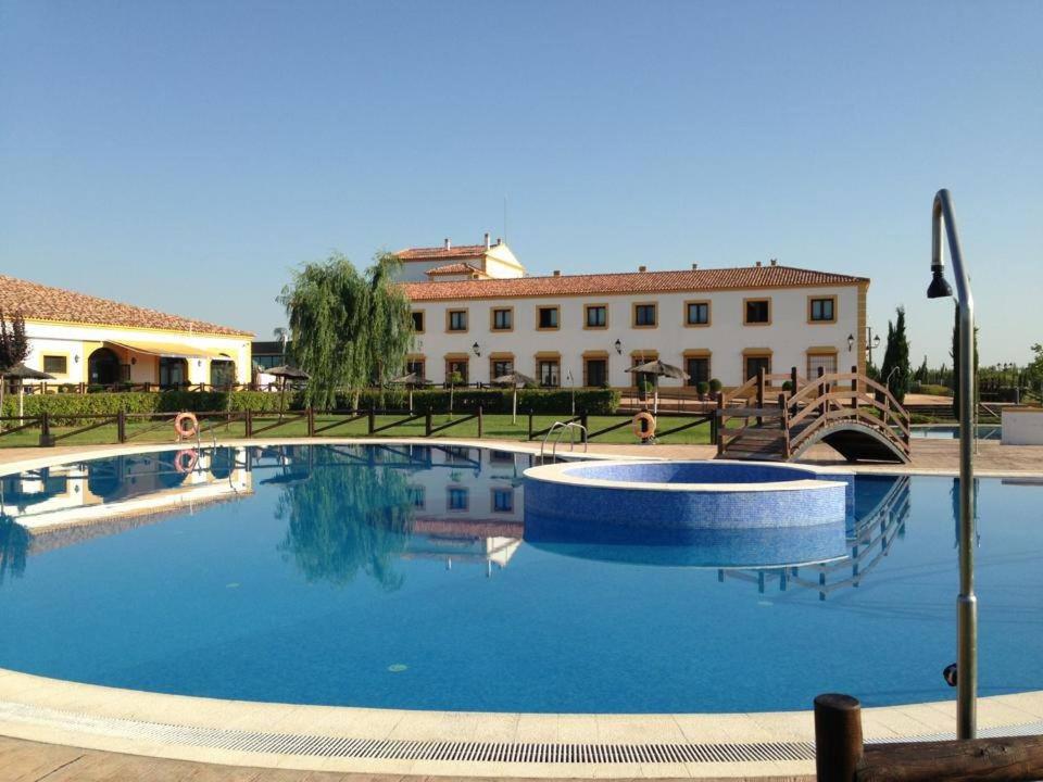 Bazén v ubytování Hospedium Hotel Cortijo Santa Cruz nebo v jeho okolí
