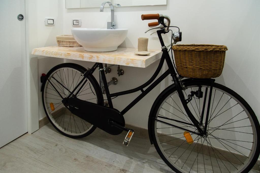 een fiets geparkeerd naast een wastafel in een badkamer bij Eur Home in Rome