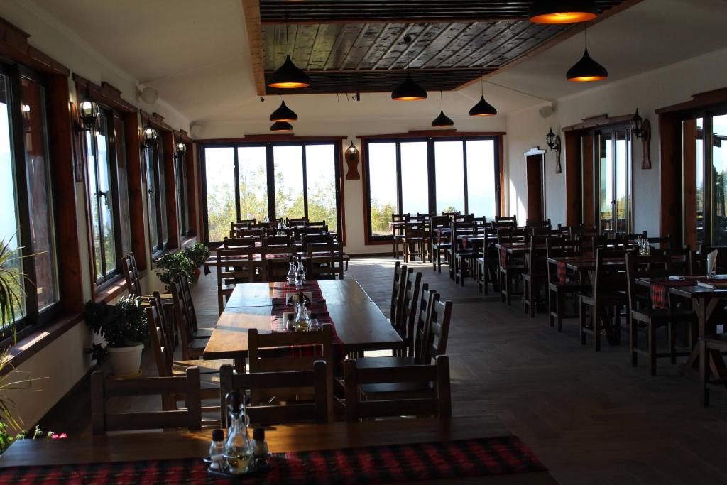 Restaurace v ubytování Leshtenski Perli