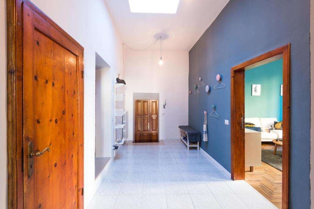 un corridoio con pareti bianche e blu e una porta di Your home in Trequanda a Trequanda