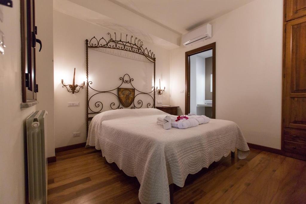 Łóżko lub łóżka w pokoju w obiekcie Borgo Medievale
