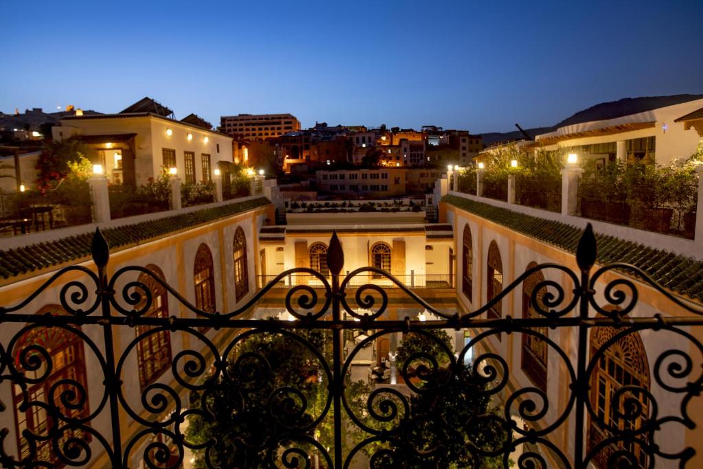 balcone con vista sulla città di notte di Palais Amani a Fes