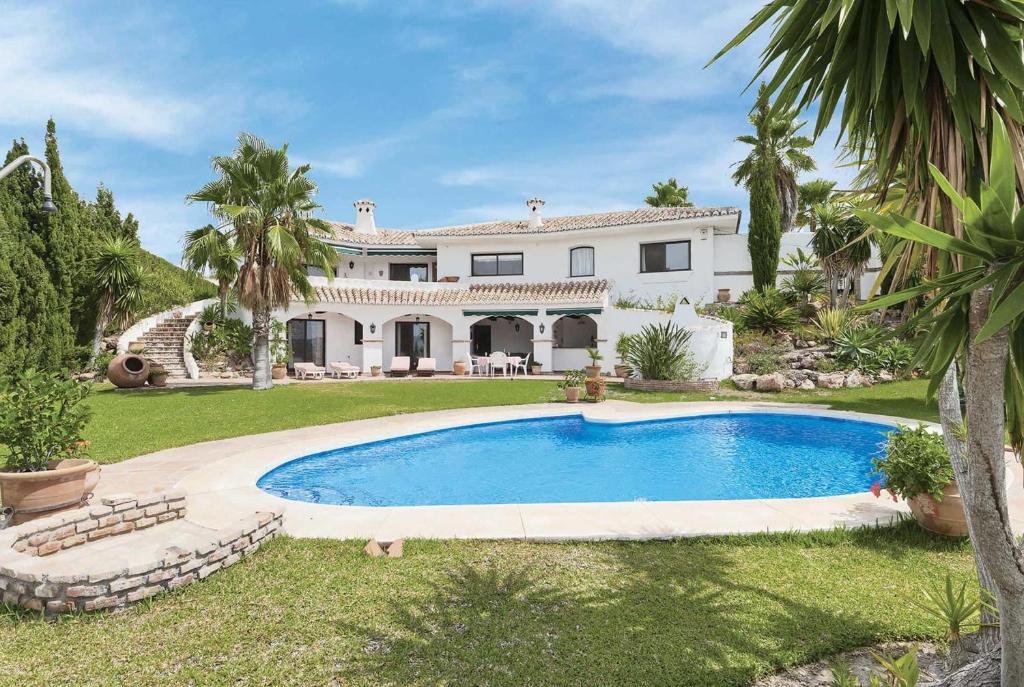 una vista exterior de una casa con piscina en Venecia Mijas Golf Resort Costa del Sol, en Fuengirola