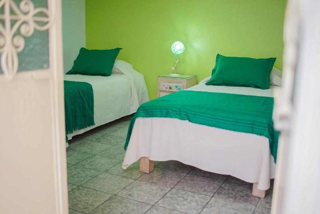 Postel nebo postele na pokoji v ubytování Hostal Tlaquepaque