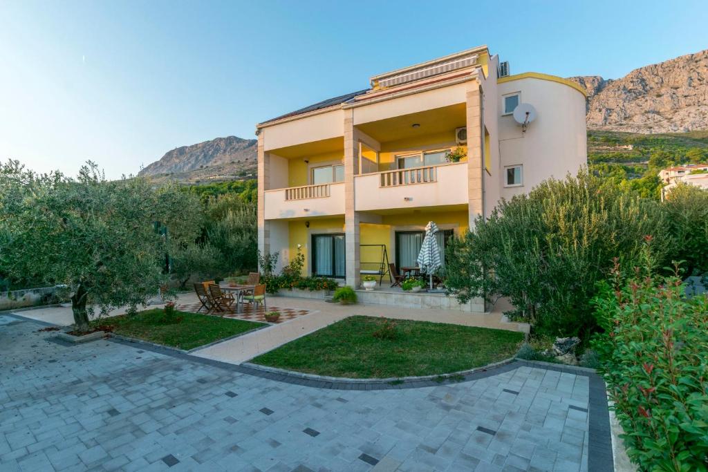 a villa with a view of the garden at Apartments Tonci in Duće