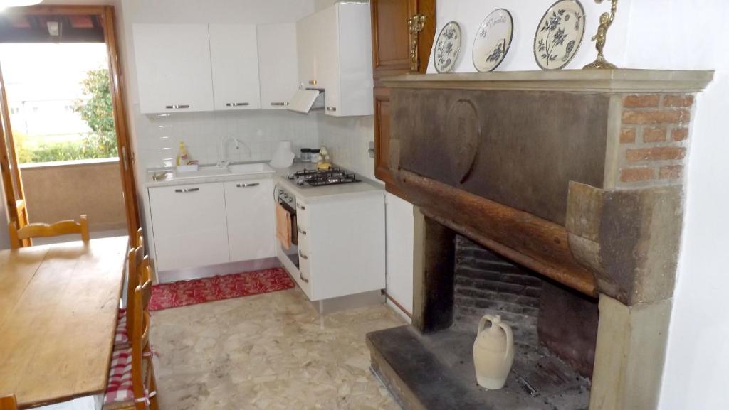 een keuken met een bakstenen open haard in een kamer bij La Fiora in Sansepolcro