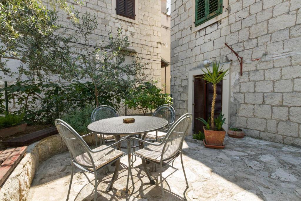 Patio alebo iná vonkajšia časť ubytovania Apartments Varos