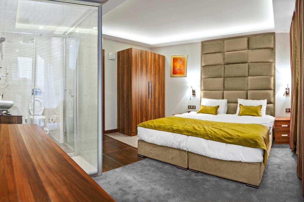 Postel nebo postele na pokoji v ubytování The 22 Hotel