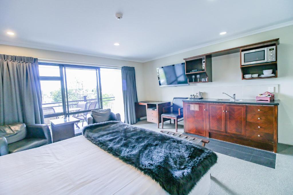 Kuchyň nebo kuchyňský kout v ubytování Aotea Motor Lodge