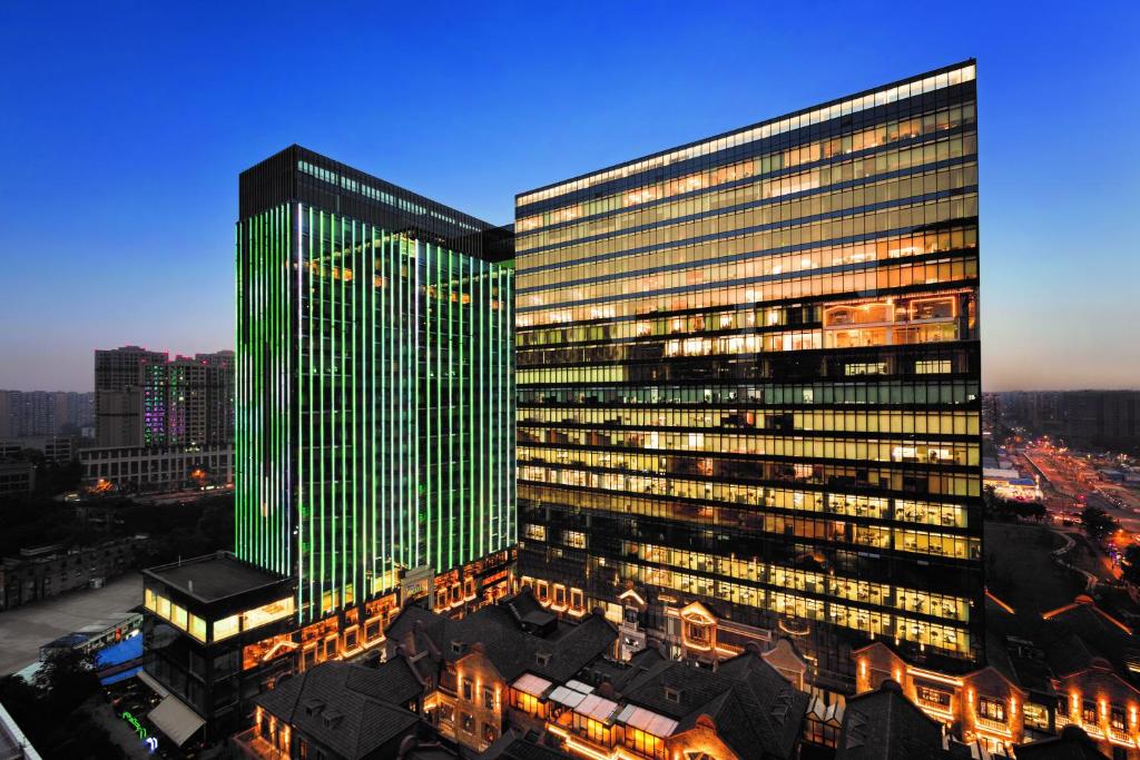 deux grands bâtiments dans une ville la nuit dans l'établissement Hyatt Place Chengdu Pebble Walk, à Chengdu