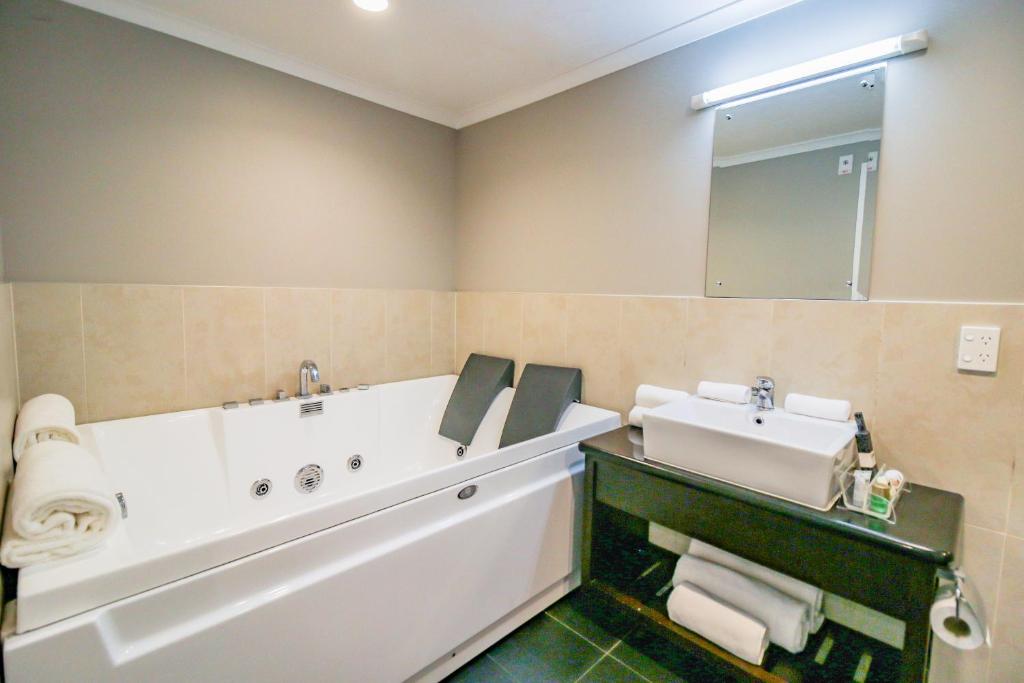 Koupelna v ubytování Aotea Motor Lodge