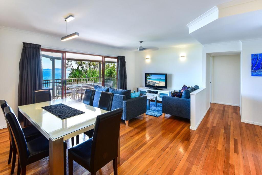 TV a/nebo společenská místnost v ubytování Hamilton Island Holiday Homes