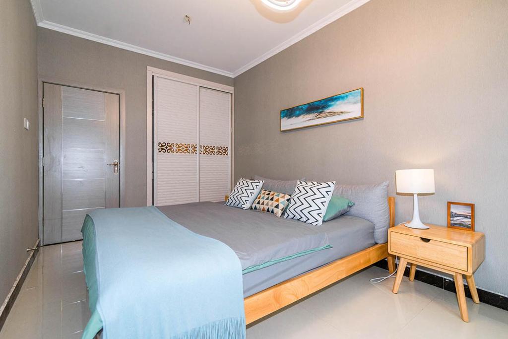 Giường trong phòng chung tại Henan Luoyang·Nanhu Music Fountain Square· Locals Apartment 00131790