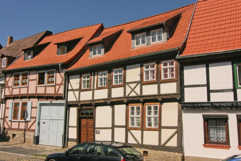 a row of houses with a car parked in front at Urlaub im Fachwerk - Das Sattlerhaus in Quedlinburg