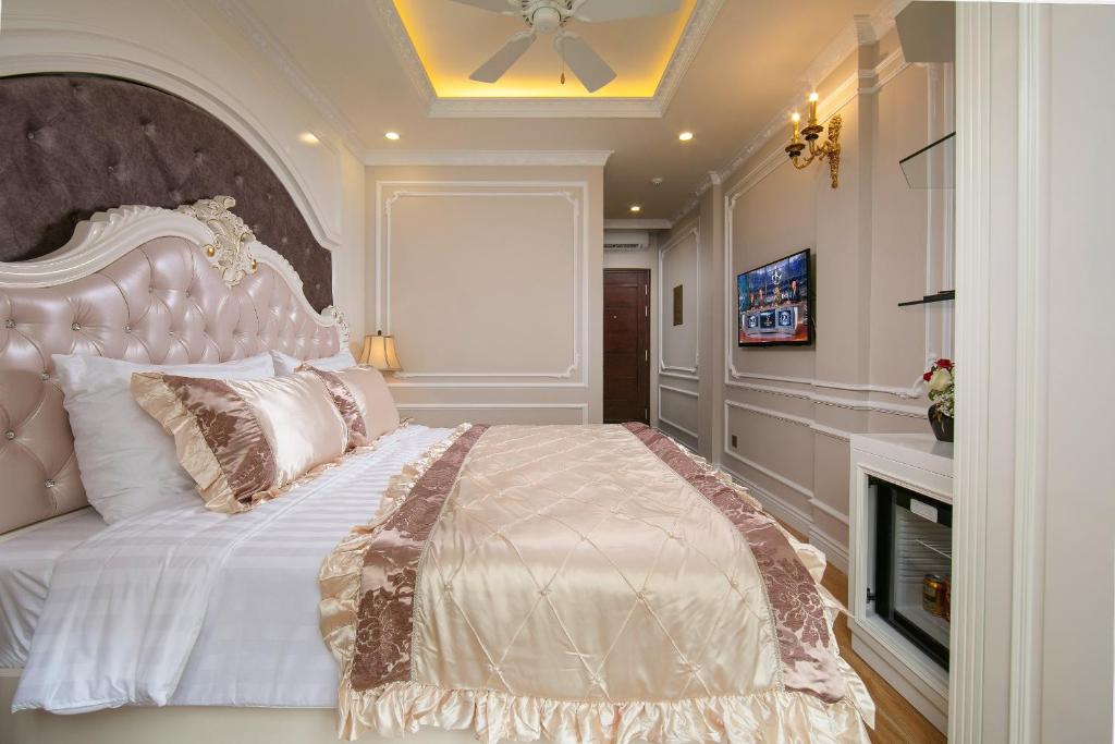 Postel nebo postele na pokoji v ubytování Royal Holiday Hanoi Hotel
