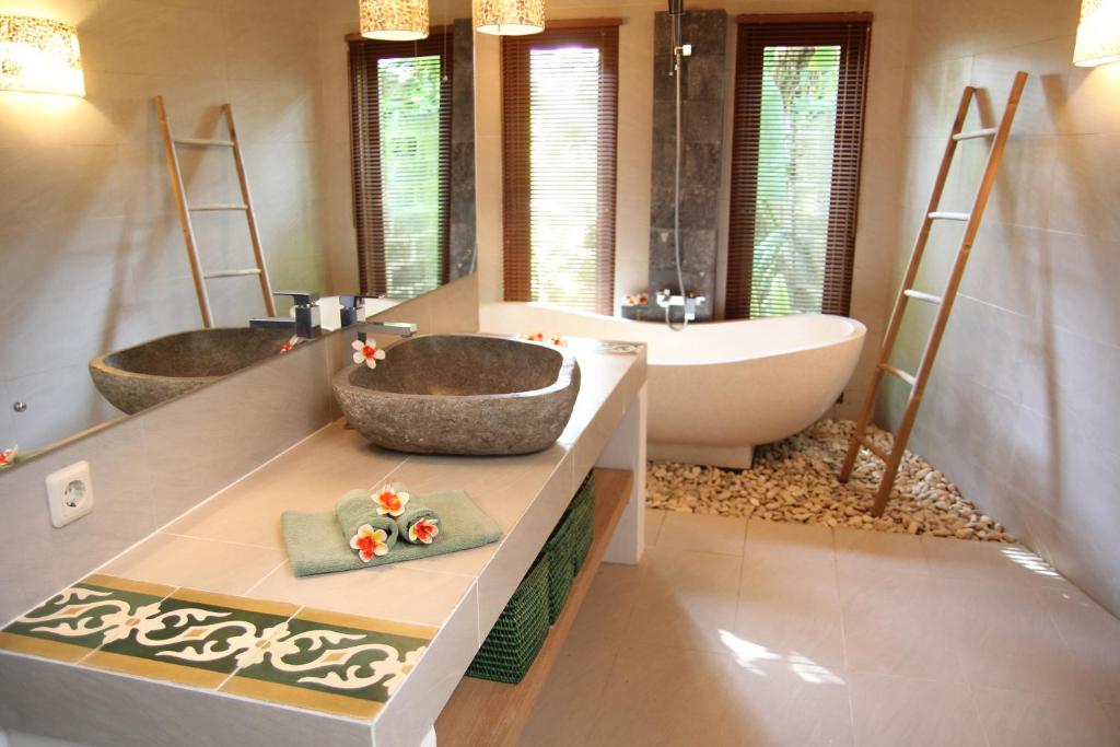 Ένα μπάνιο στο Bali Marina Villa's