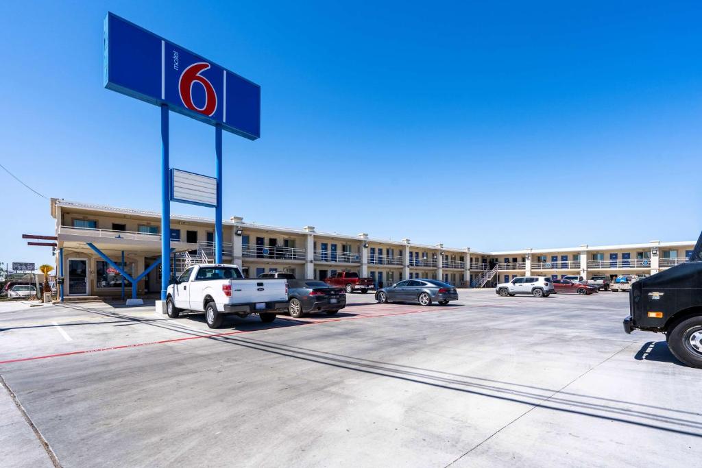 una gasolinera con coches aparcados en un aparcamiento en Motel 6-Odessa, TX - 2nd Street, en Odessa