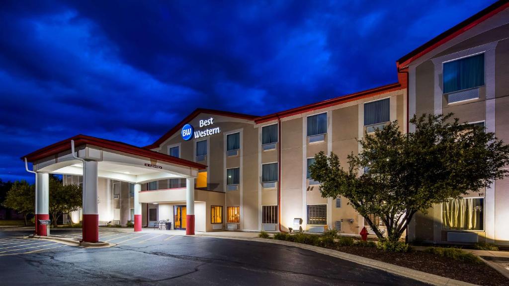 an image of a hotel with a gas station at Best Western Joliet Inn & Suites in Joliet
