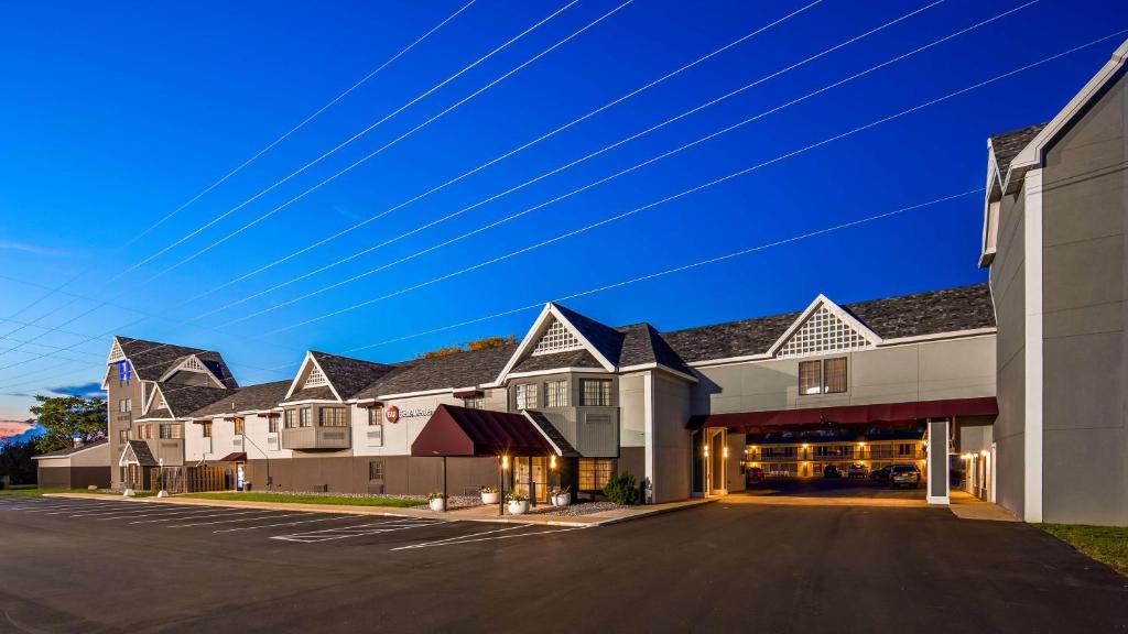 een rij huizen met een parkeerplaats bij Best Western Plus of Birch Run/Frankenmuth in Birch Run