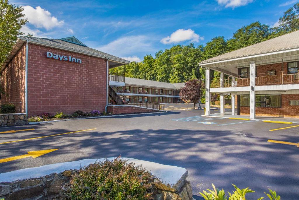 un aparcamiento vacío frente a un edificio en Days Inn by Wyndham Elmsford, en Elmsford