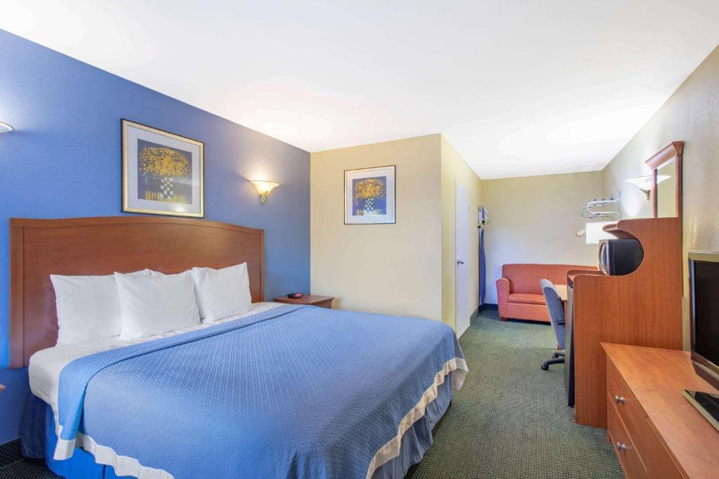 Days Inn by Wyndham Elmsford - King Room - Non-Smoking