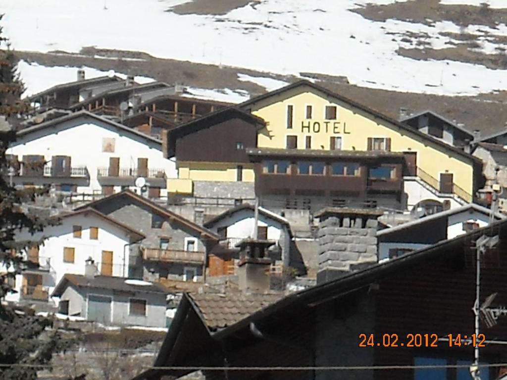 Nespecifikovaný výhled na hory nebo výhled na hory při pohledu z hotelu