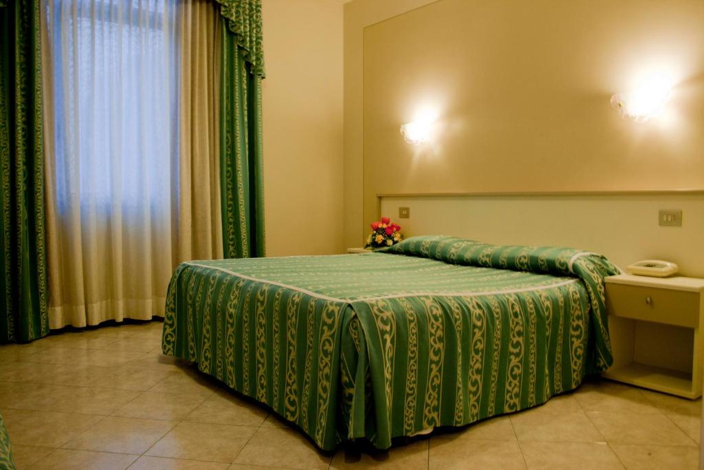 Postel nebo postele na pokoji v ubytování Hotel Michelangelo
