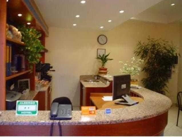 Una televisión o centro de entretenimiento en Hotel Greco