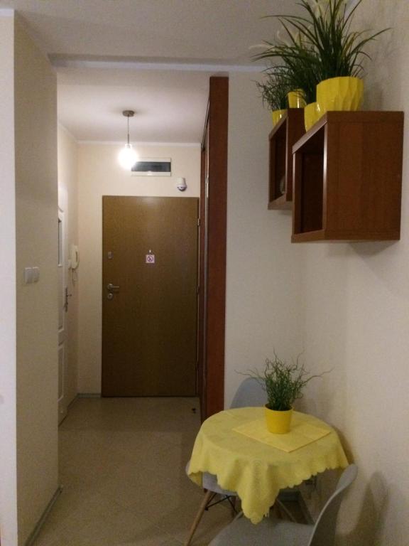 um corredor com uma mesa com uma toalha de mesa amarela em Apartament z balkonem ul. Portowa 14 em Colberga