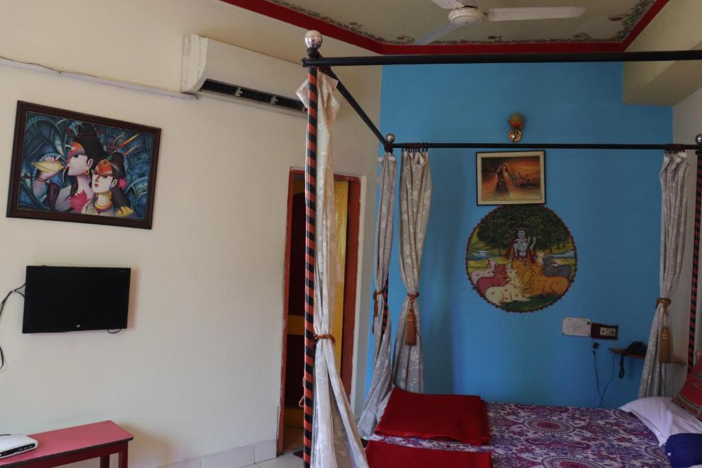 Postel nebo postele na pokoji v ubytování Govind Hotel