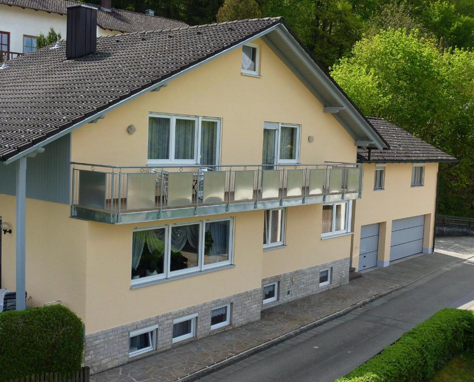 an image of a house with a balcony at Ferienwohnungen Ferstl in Riedenburg