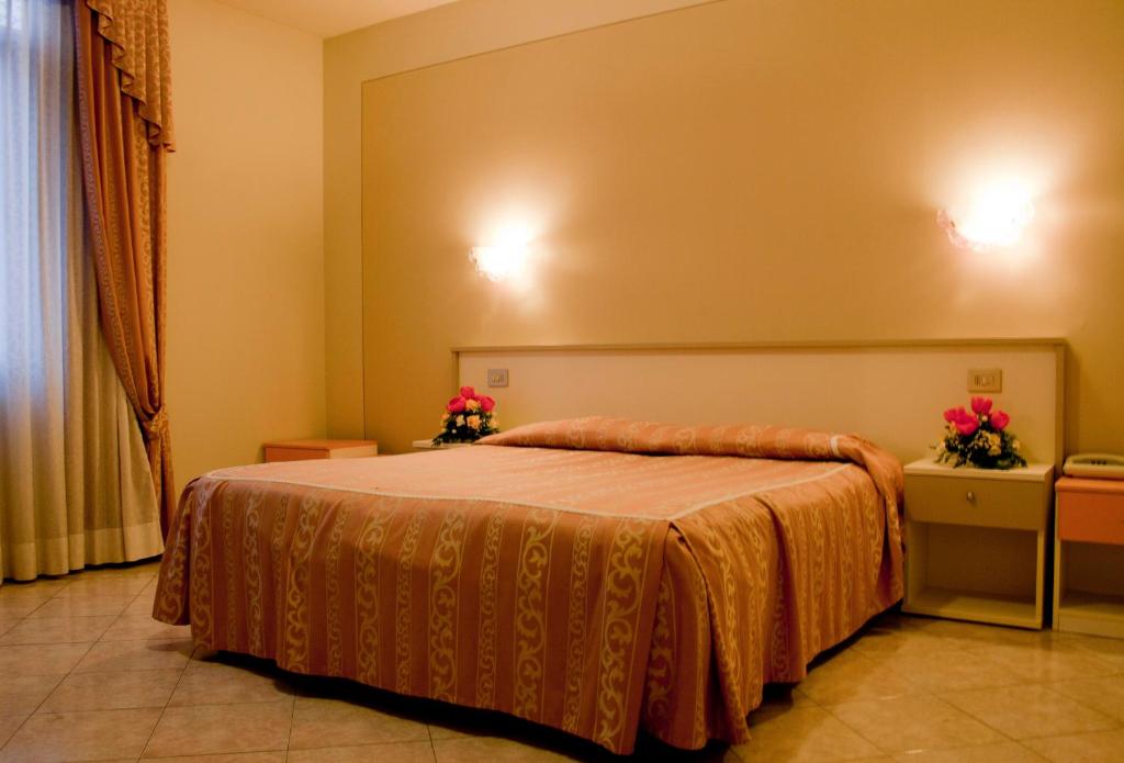 Postel nebo postele na pokoji v ubytování Hotel Michelangelo