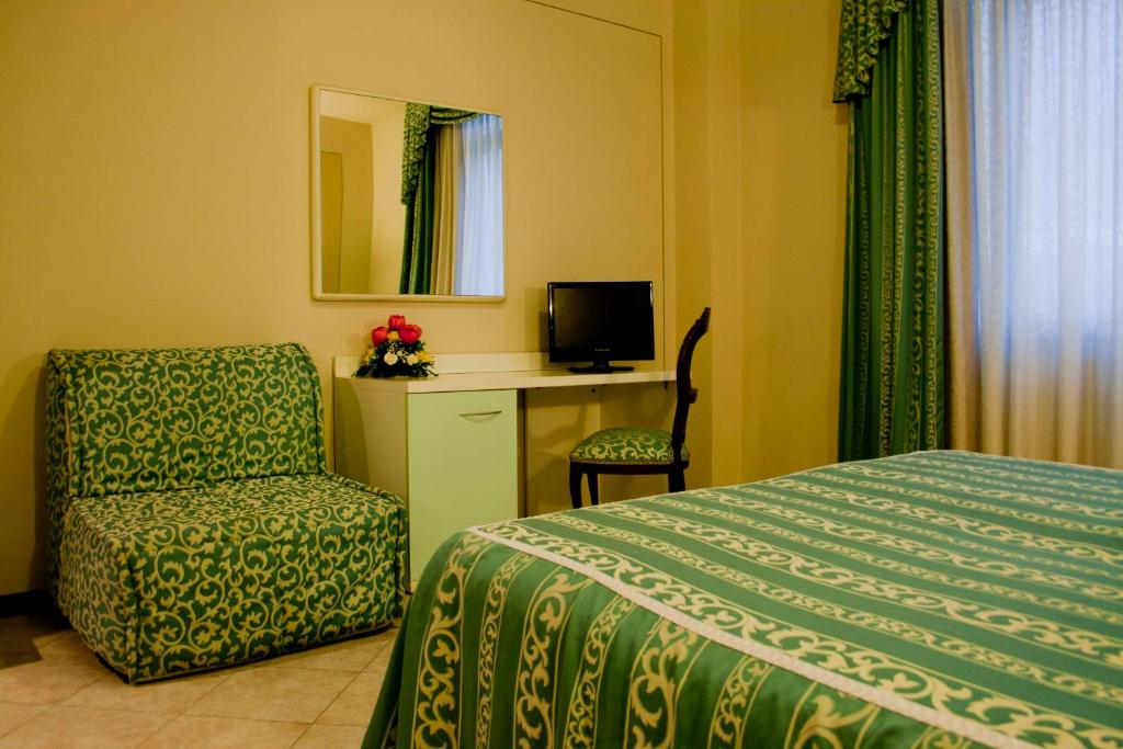 Postel nebo postele na pokoji v ubytování Hotel Michelangelo