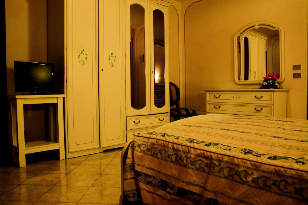 Postel nebo postele na pokoji v ubytování Hotel Michelangelo