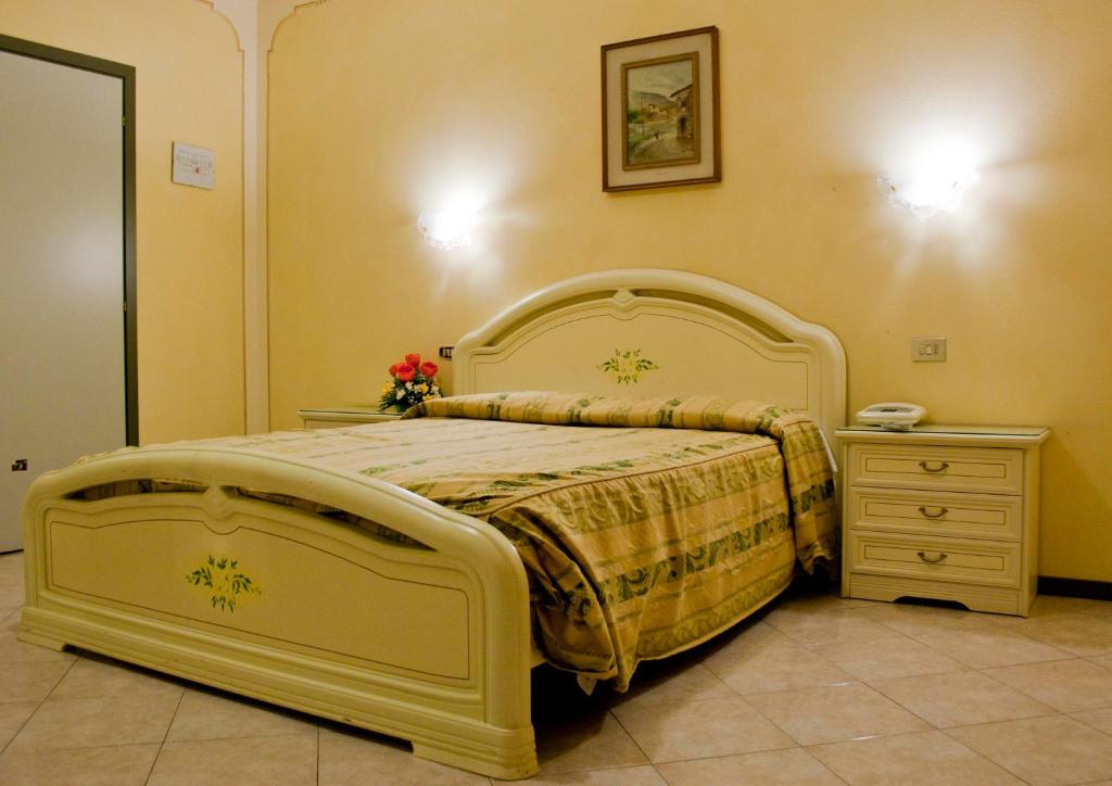 Postel nebo postele na pokoji v ubytování Hotel Michelangelo