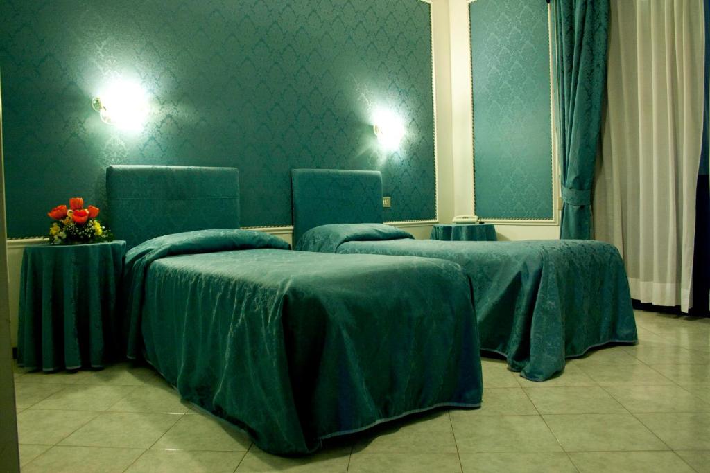 Postel nebo postele na pokoji v ubytování Hotel Michelangelo