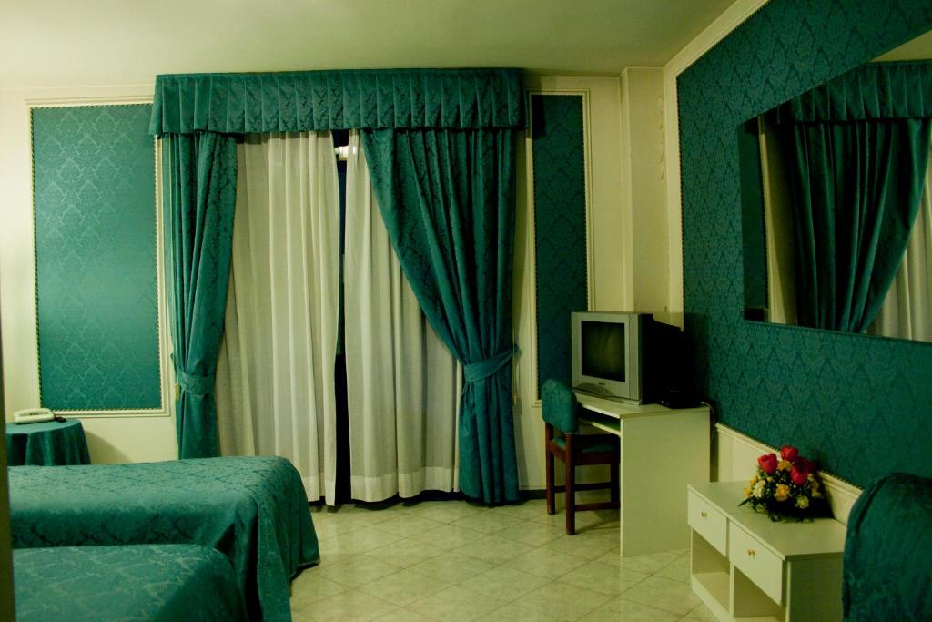 Postel nebo postele na pokoji v ubytování Hotel Michelangelo