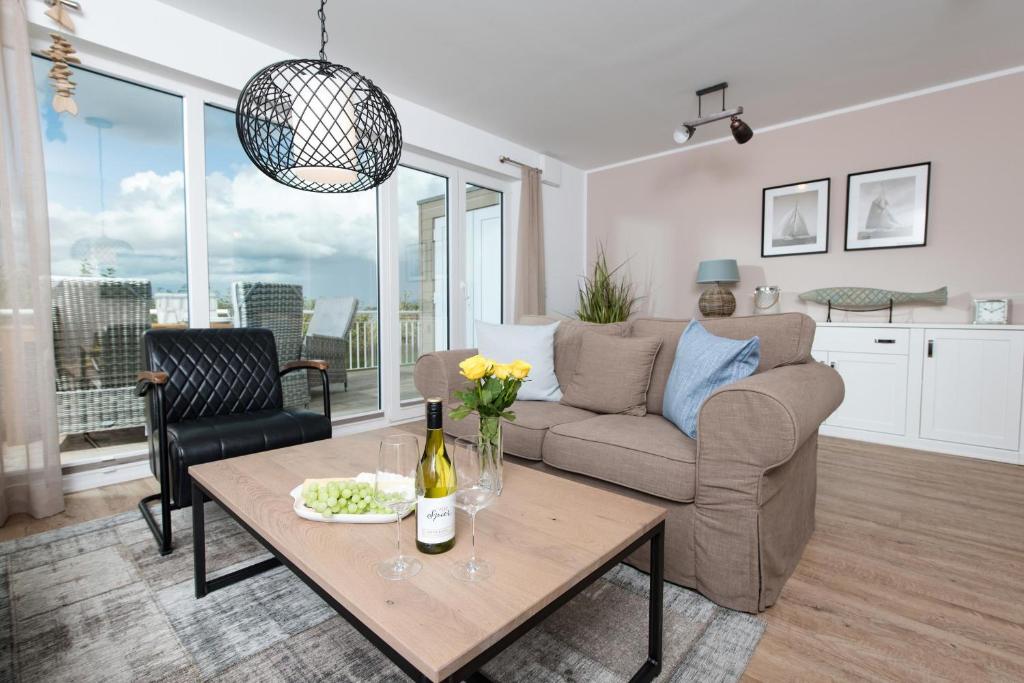 奧本尼茲的住宿－Hamptons Beach House，客厅配有沙发和桌子