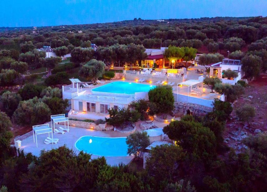 una vista aérea de un complejo con piscina en Corte Di Ferro Hotel & Wellness Resort en Carovigno