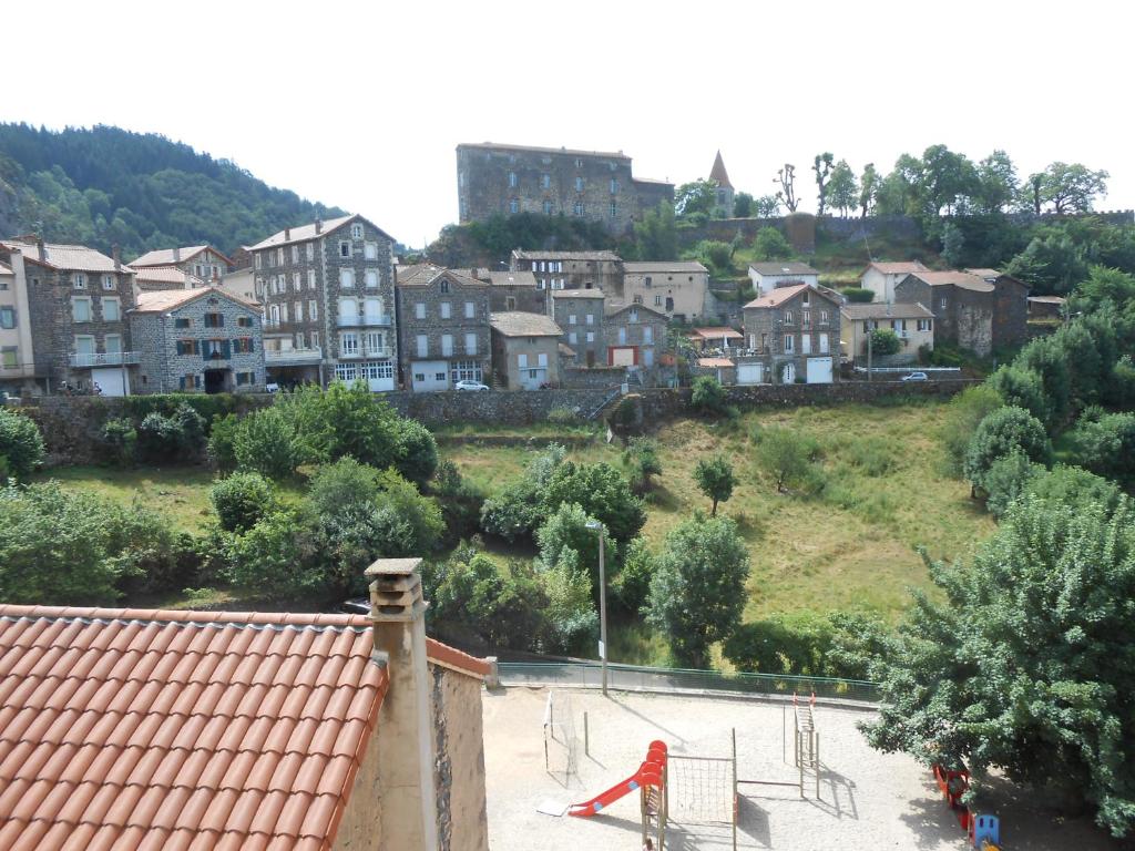 Blick auf eine Stadt mit Häusern auf einem Hügel in der Unterkunft La Vieille Auberge in Saint-Privat-dʼAllier