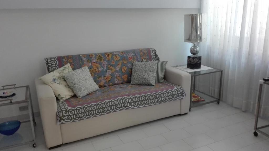 カステッラーナ・グロッテにあるAppartamento La Magnoliaのリビングルーム(枕付きのソファ付)