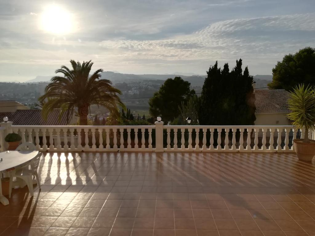 een balkon met een wit hek en een palmboom bij FerienwohnungMoraira in Moraira