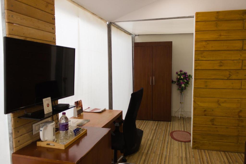 TV a/nebo společenská místnost v ubytování Mrugavani Resort & Spa