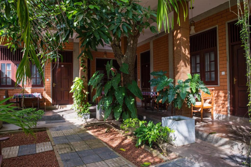 un patio de una casa con árboles y plantas en Eco Square Resort, en Mirissa