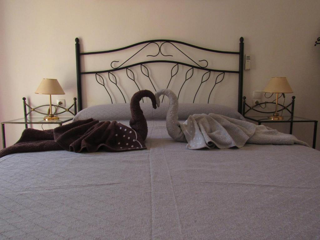 バレンシアにあるApartamento Playa Malvarrosa, Valenciaの白鳥2羽がベッドに座ってタオルを持っている
