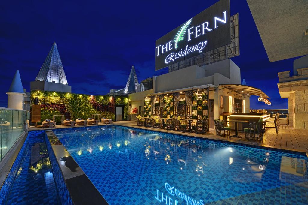 齋浦爾的住宿－The Fern Residency Jaipur，和酒店一起在晚上使用游泳池